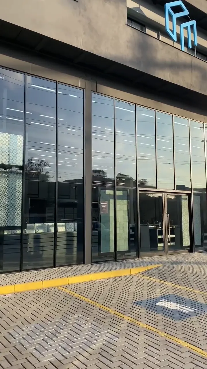Fachada comercial com grandes panos de vidro em Joinville